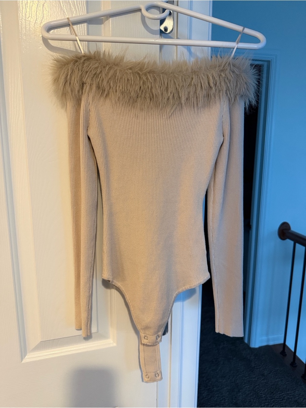 Sweet rain Off-Shoulder Faux-Fur Trim Beige Ribbed Bodysuit